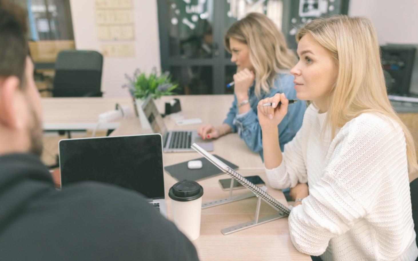 Coach professionista durante sessione individuale