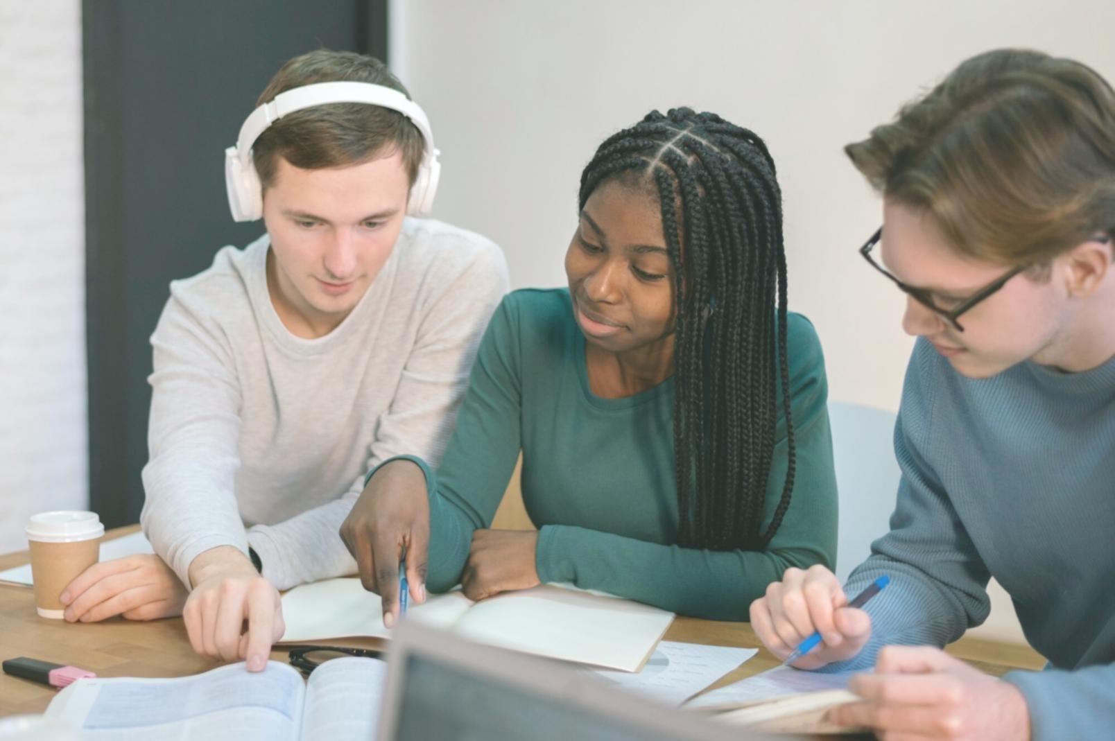 Gruppo di formazione durante workshop interattivo